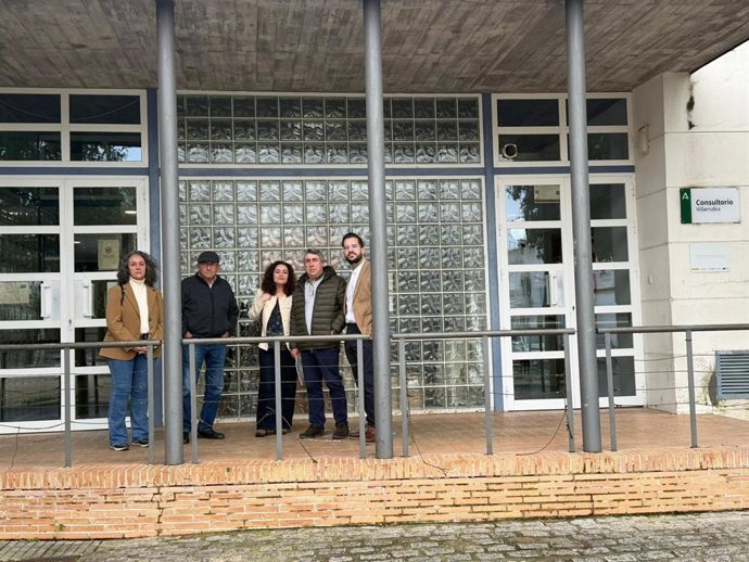 Rosa Rodríguez (izda.) e Inma Nieto (centro), ante el actual Consultorio de Villarrubia, junto a miembros del Consejo de Distrito de la barriada.