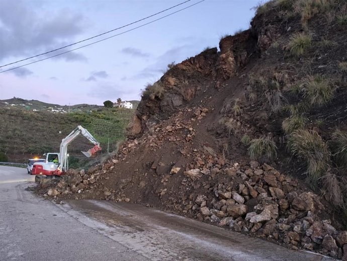 Trabajos realizados en la MA-3112 en Almáchar (Málaga) cortada por los efectos de las borrascas.