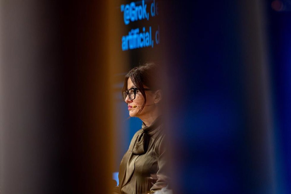 La ministra de Juventud e Infancia, Sira Rego (d), participa en el acto Grok, desnúdala, con motivo del Día de Internet Seguro.