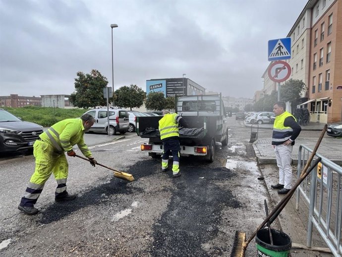 La Delegación de Infraestructuras del Ayuntamiento de Córdoba inicia las labores de reparación de los baches y socavones que se han producido por toda la ciudad con motivo del temporal de borrascas.