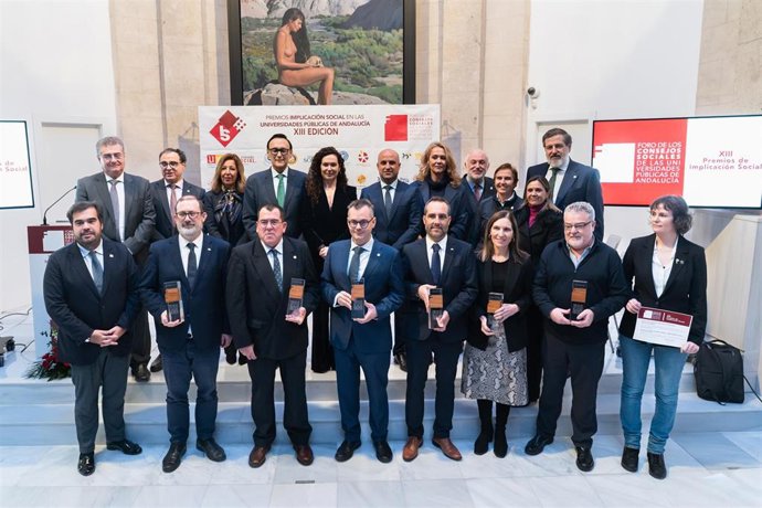 Autoridades y premiados en la XIII edición de los Premios de Implicación Social del Foro de los Consejos Sociales de las Universidades Públicas de Andalucía, celebrada en el Murec de Almería.