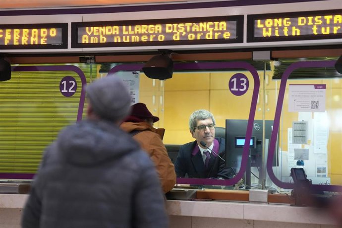 Un trabajador en la Estación de Sants en Barcelona.