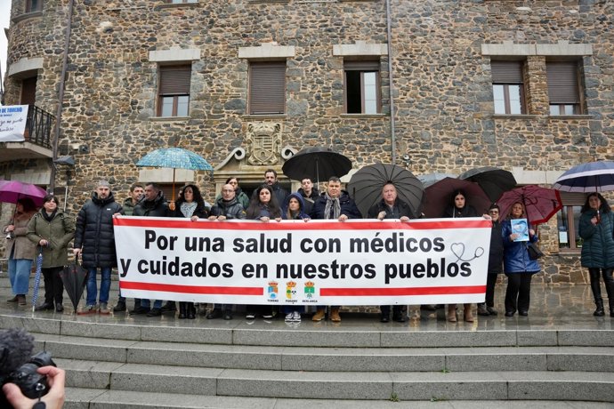 Unas 500 personas se han manifestado este martes en Toreno (León) para reclamar una sanidad "digna" ante la falta de médicos.