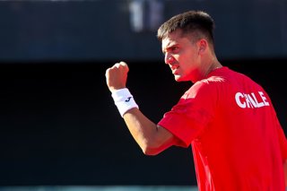 Tenis, Chile vs Serbia. Copa Davis 2026. El jugador de Chile Tomas Barrios celebra el punto frente a Dusan Lajovic de Serbia durante el partido de sinles de la Copa Davis valido por el Grupo Mundial, disputado en el Court Central Anita Lizana, Parque