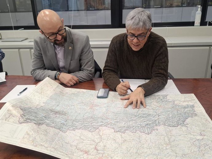 El delegado territorial de la Junta en León, Eduardo Diego (derecha) y el subdelegado del Gobierno en León, Héctor Alaiz Moretón (izquierda), reunidos después de declararse la situación 2 de emergencia de Inuncyl tras el desembalse de Villameca.