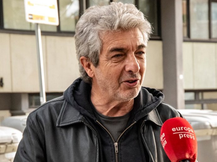 Ricardo Darín sale del hospital donde ha nacido su nieto, hijo de Chino Darín y Úsula Corberó, a 10 de febrero de 2026, en Barcelona (Cataluña, España)