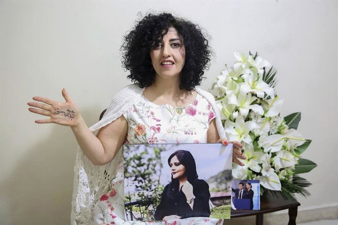 Archivo - Arquivo - 04 de dezembro de 2024, Irã, Teerã: Uma foto divulgada pelo Arquivo da Fundação Narges mostra a iraniana Narges Mohammad, ganhadora do Prêmio Nobel da Paz, após ser libertada em licença médica em Teerã. A ganhadora do Prêmio Nobel da P