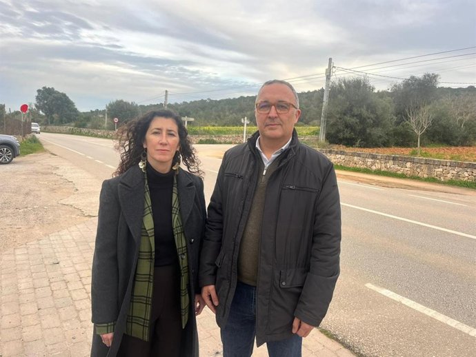 La secretaria general de la FSM, Amanda Fernández, y el alcalde de Santa Eugènia, Pep Lluís Urraca, en una carretera en Santa Eugènia.