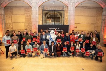 CaixaBank entrega a 46 restaurantes de CyL las placas como restaurantes recomendados por la Guía Michelin