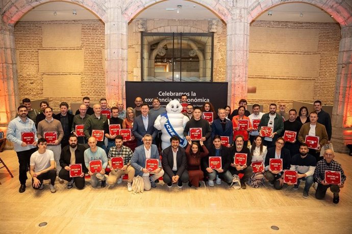 CaixaBank entrega a 46 restaurantes de CyL las placas como restaurantes recomendados por la Guía Michelin