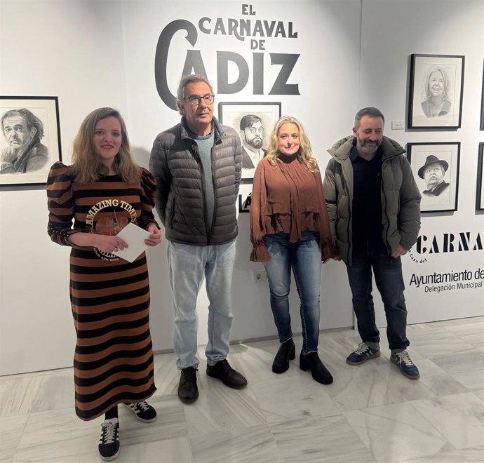 La teniente de alcalde de Cultura del Ayuntamiento de Cádiz, Maite González, en la inauguración de las exposiciones que dan inicio a la programación de la Casa del Carnaval.