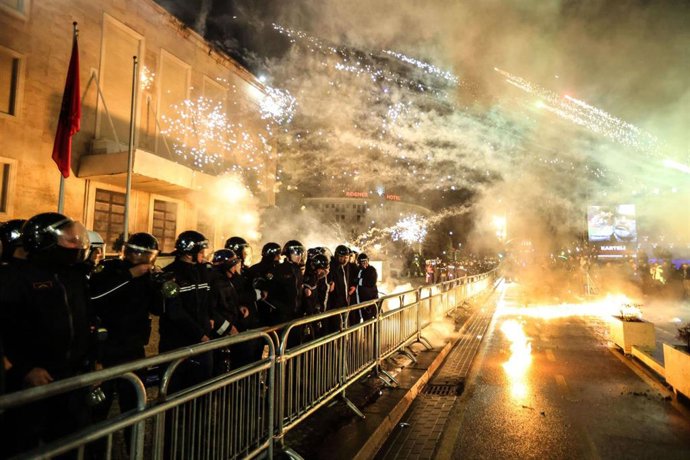 La Policía de Albania protege la oficina del primer ministro, Edi Rama, en protestas violentas en Tirana. 