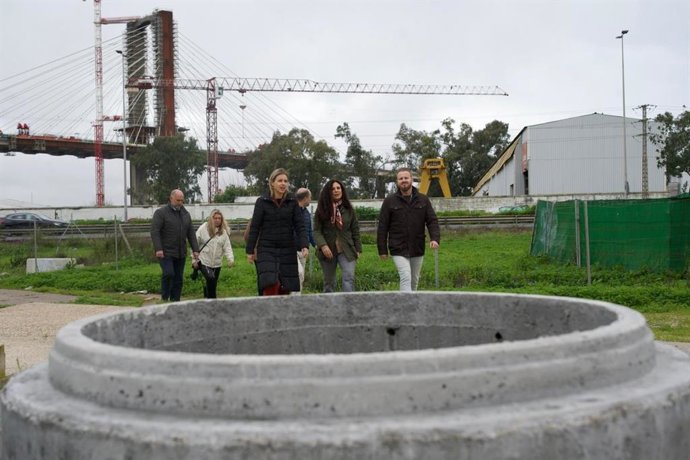 La diputada del Grupo Parlamentario Vox en Andalucía, Ana Ruiz, en su visita a las obras del Colector Emisario Puerto.
