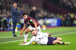 10 February 2026, United Kingdom, London: Manchester United's Luke Shaw (R) and West Ham United's Mateus Fernandes battle for the ball during the English Premier League soccer match between West Ham United and Manchester United at the London Stadium. Phot