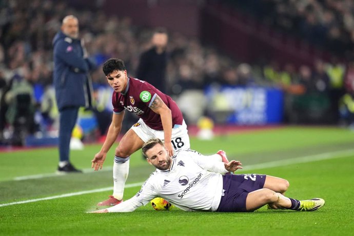10 February 2026, United Kingdom, London: Manchester United's Luke Shaw (R) and West Ham United's Mateus Fernandes battle for the ball during the English Premier League soccer match between West Ham United and Manchester United at the London Stadium. Phot