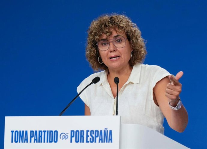 Archivo - Dolors Montserrat, secretaria general del PP europeo, en una rueda de prensa en la sede de Génova