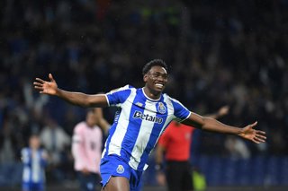 Archivo - 11 December 2025, Portugal, Porto: Porto's Samu Aghehowa celebrates scoring his side's second goal during the UEFA Europe League soccer match between FC Porto and Malmo FF at Estadio do Dragao. Photo: Rogãrio Ferreira/Atlantico Press via ZUMA P
