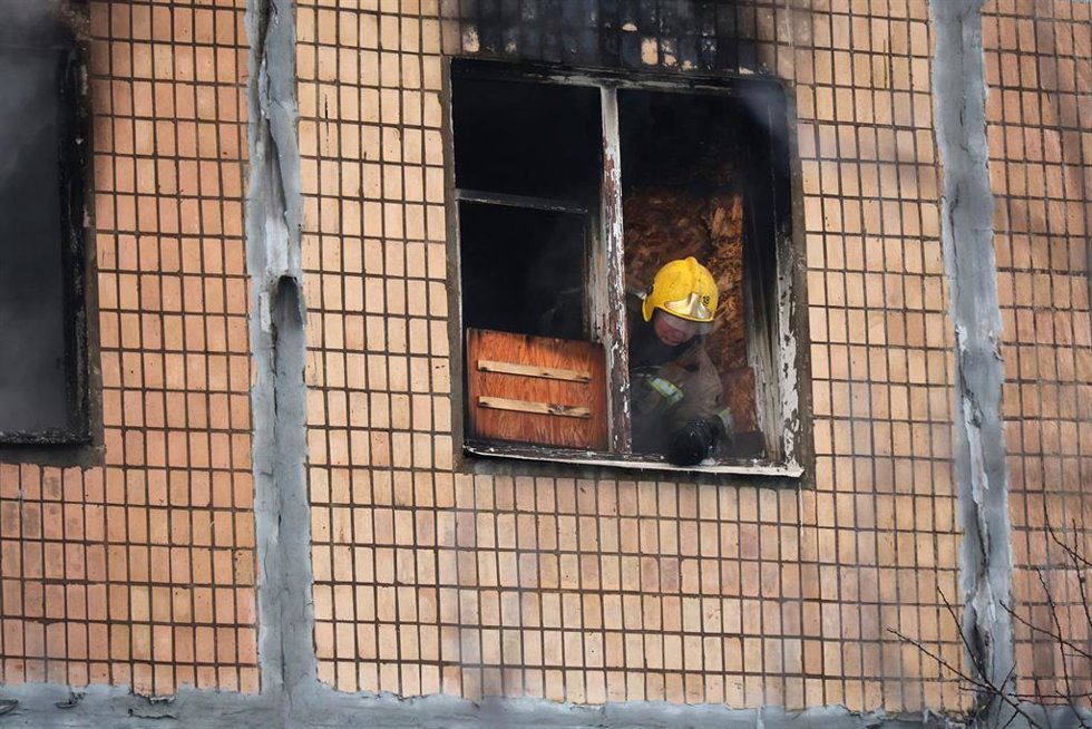 Archivo - Un bombero trabaja en la extinción de un incendio en un apartamento de un edificio residencial tras el ataque de un dron ruso en Járkov, Ucrania