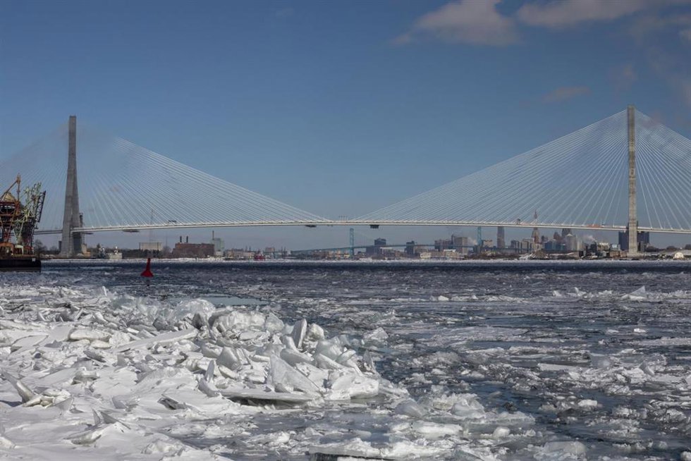El l Puente Internacional Gordie Howe, que une Detroit (EEUU) con Windsor, Ontario (Canadá), a través del río Detroit