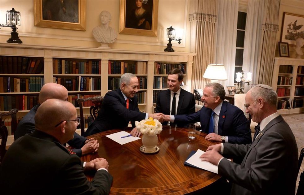 En el centro, el primer ministro israelí, Benjamin Netanyahu, junto a los representantes estadounidenses Steve Wittkof y Jared Kushner