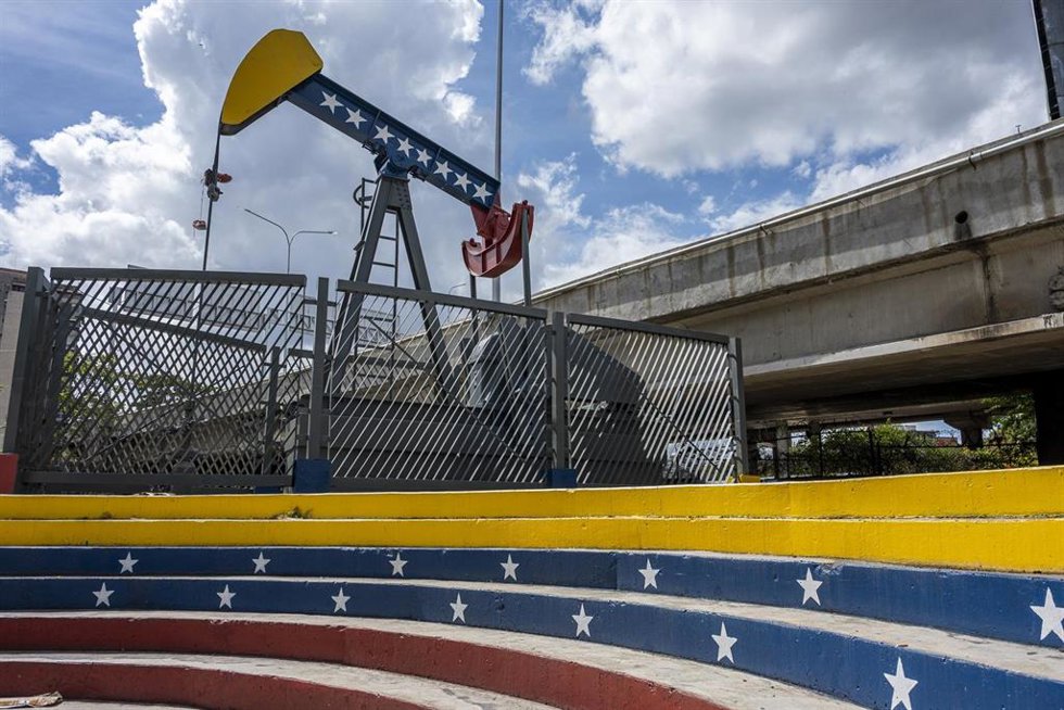 Una bomba de petróleo que homenajea la extracción de crudo en Venezuela, en una plaza próxima a la Universidad Central de Venezuela, en Caracas
