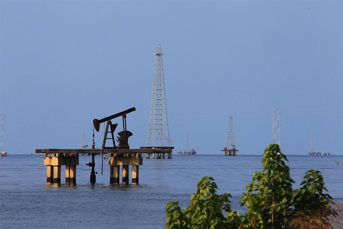 Archivo - Torres y plataformas petrolíferas de la compañía Petróleos de Venezuela (PDVSA)
