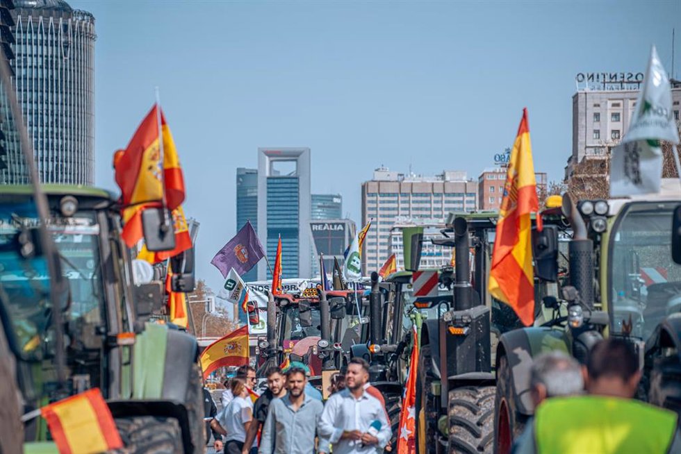 Archivo - Archivo.- Varios tractores durante una protesta en Madrid