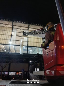 Los Bombers revisan unas placas de un pabellón en Sant Just Desvern (Barcelona)