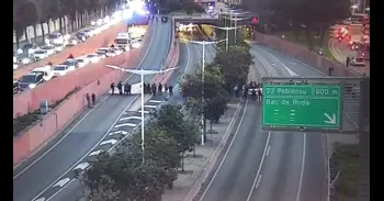 Unas 80 personas cortan la Ronda Litoral en la salida 22 de la Vila Olímpica en ambos sentidos