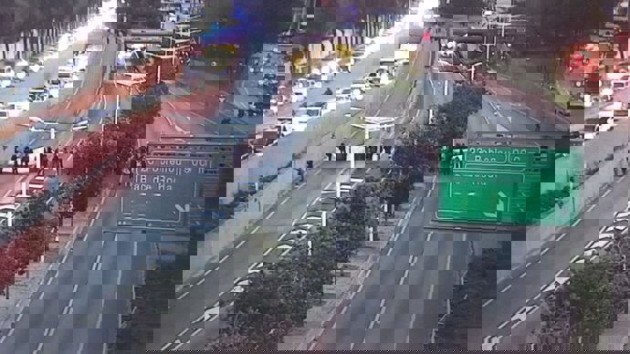 Unas 80 personas cortan la Ronda Litoral en la salida 22 de la Vila Olímpica en ambos sentidos