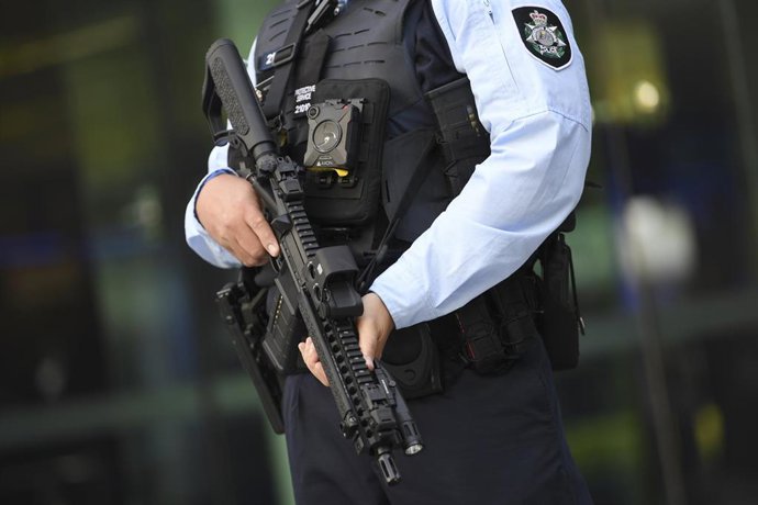Archivo - Un agente de la Policía Federal Australiana (AFP) sostiene un fusil de cañón corto MK18