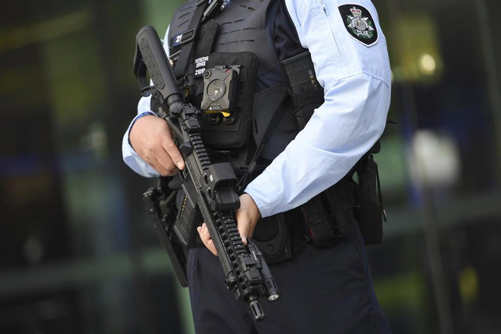 Archivo - Un agente de la Policía Federal Australiana (AFP) sostiene un fusil de cañón corto MK18