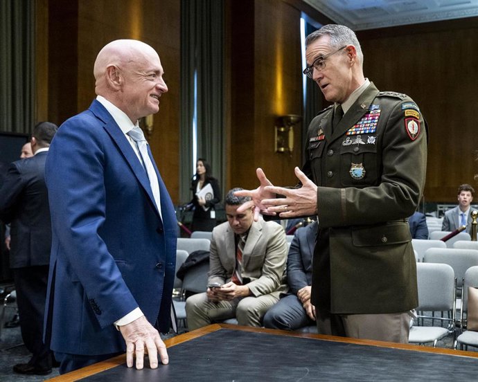 Archivo - El senador estadounidense Mark Kelly (demócrata por Arizona) conversa con el teniente general Joshua Rudd, candidato a director de la Agencia de Seguridad Nacional, en una audiencia del Comité de Inteligencia del Senado en el Capitolio de Washin