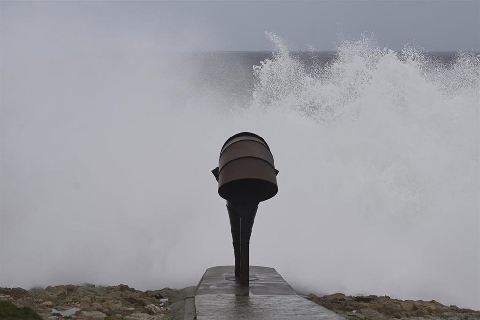 Archivo - Olas durante el frente meteorológico, a 23 de febrero de 2024, en A Coruña, Galicia (España).