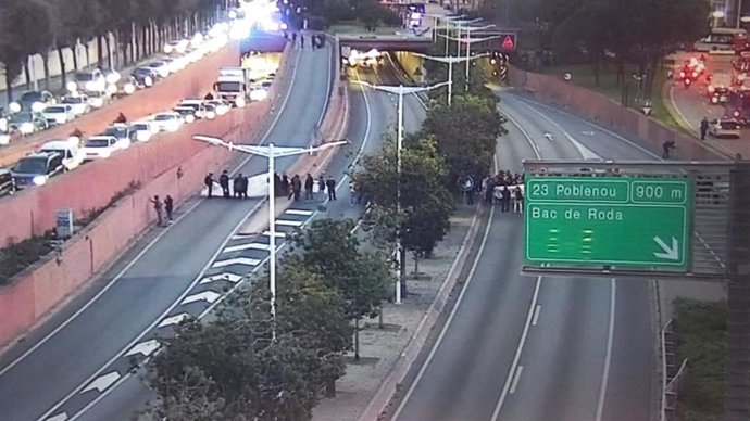 Unas 80 personas cortan la Ronda Litoral en la salida 22 de la Vila Olímpica en ambos sentidos