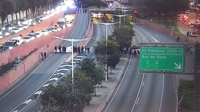 Unas 80 personas cortan la Ronda Litoral en la salida 22 de la Vila Olímpica en ambos sentidos