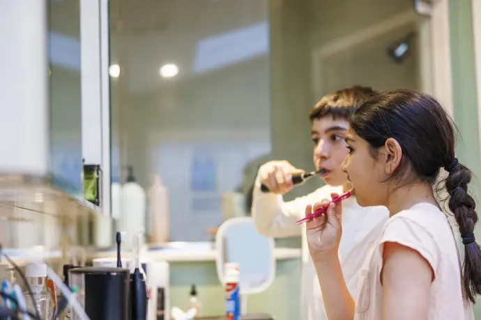 Niños lavándose los dientes en el baño