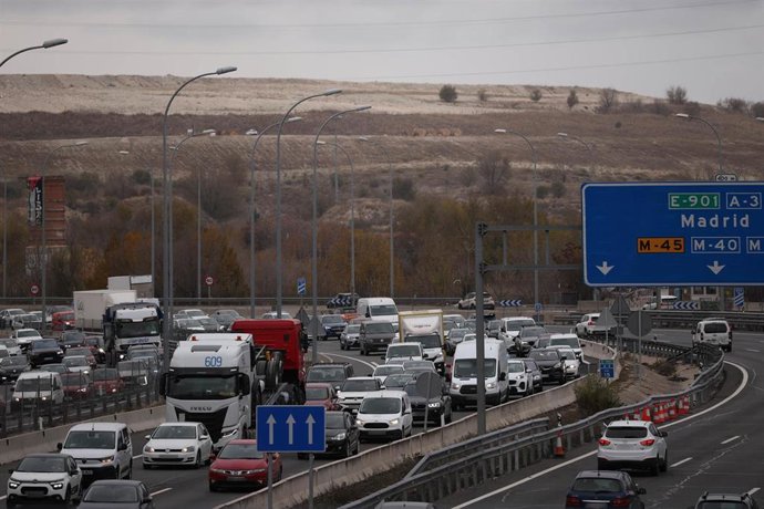 Archivo - Tráfico en Madrid