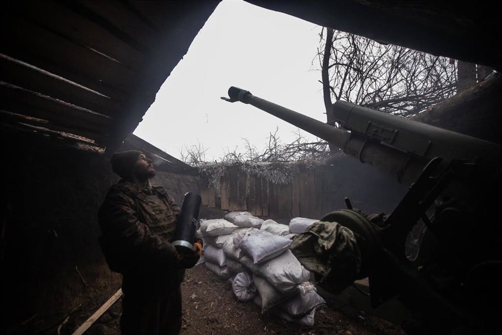 Un militar del Ejército de Ucrania en una posición de artillería en la provincia de Sumi, en el marco de la invasión desatada por Rusia en febrero de 2022 (archivo)