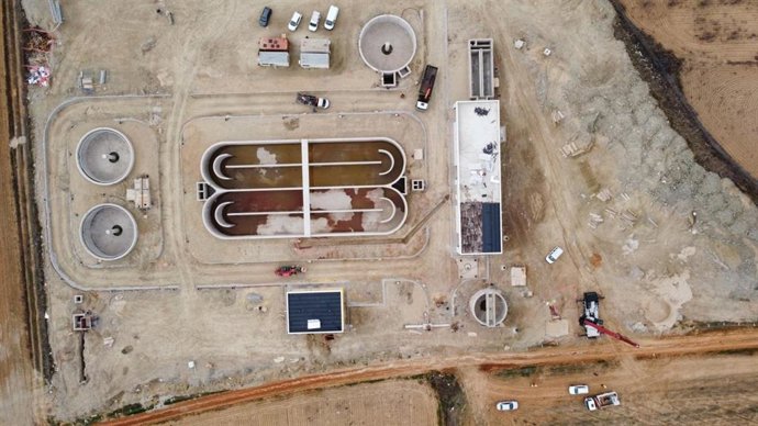 Una vez resuelto el periodo de información pública, se aprueba el proyecto de construcción de la depuradora que ya está adjudicada y cuya previsión de construcción y puesta en marcha es de julio de 2026.