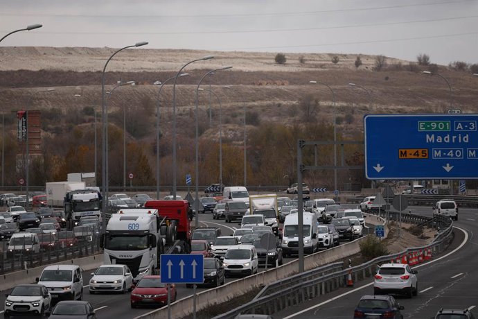 Archivo - Tráfico durante la operación salida por el puente de la Constitución en el km 16 de la carretera A3, a 5 de diciembre de 2025, en Madrid (España). La Dirección General de Tráfico (DGT) pone en marcha este viernes, 5 de diciembre, a partir de las