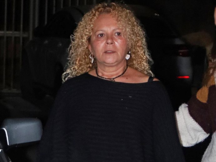 María del Mar, hermana de David Bisbal, sale del tanatorio donde se encuentran los restos mortales de su padre