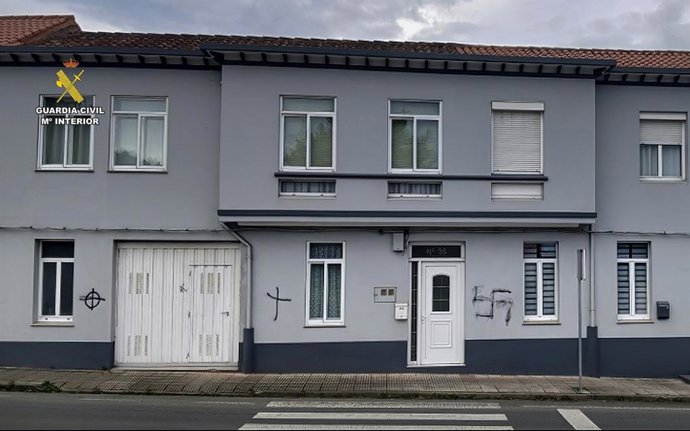 Pintadas en una vivienda de Cariño (A Coruña).