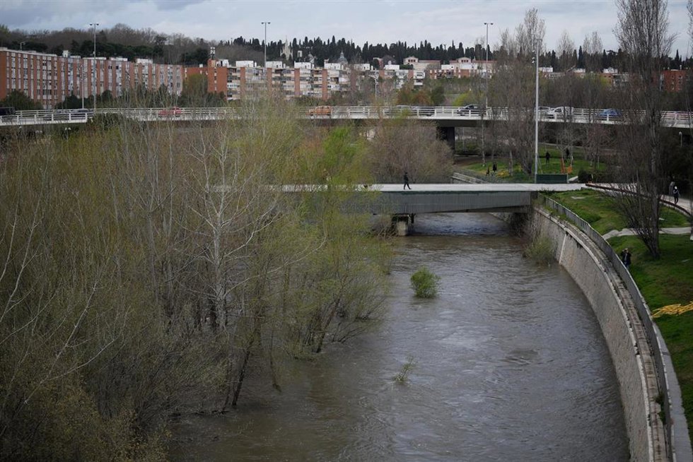 Archivo - Crecida del río Manzanares en el parque de Madrid Río, a 20 de marzo de 2025, en Madrid (España). El río Manzanares y las presas madrileñas de El Pardo se encuentran al borde de su capacidad por el paso de la borrasca Martinho y tras varias jo
