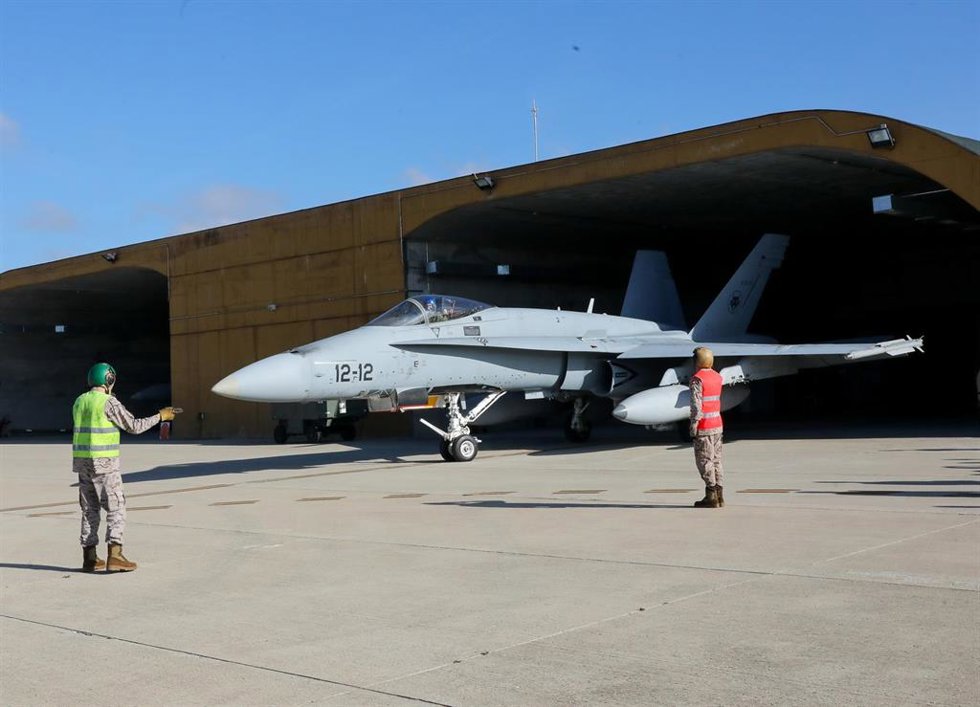 Archivo - Avión EF 18-M en la pista del Grupo Central de Mando y Control, parte integral del Sistema de Vigilancia y Control Aeroespacial, en la Base Aérea de Torrejón de Ardoz, a 29 de diciembre de 2021, en Torrejón de Ardoz, Madrid, (España).