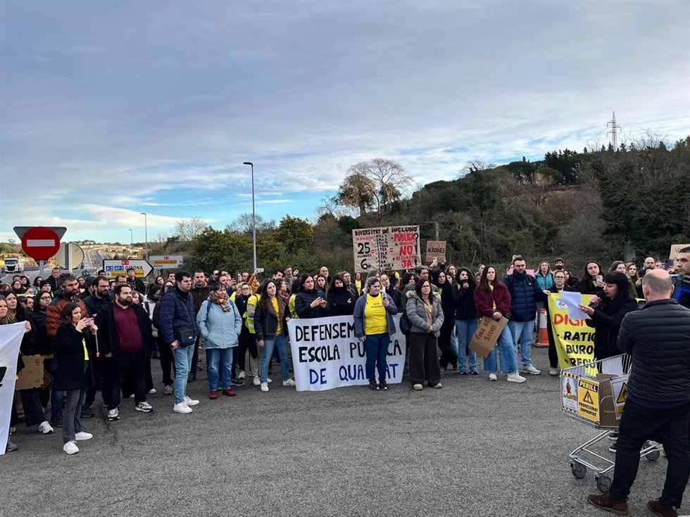 Corte de los docentes en la N-II en Tordera (Girona)