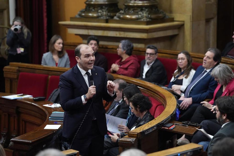 El conseller de la Presidencia, Albert Dalmau, durante una sesión de control al Govern, en el Parlament de Catalunya, a 11 de febrero de 2026, en Barcelona, Catalunya (España).