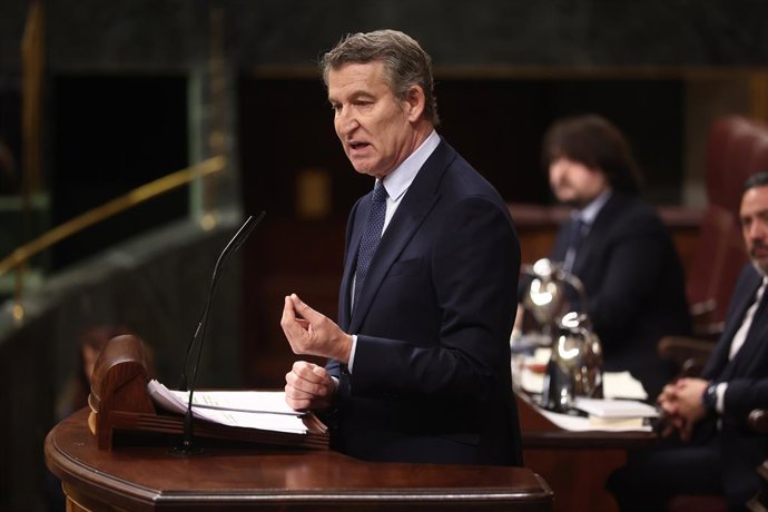 O presidente do Partido Popular, Alberto Núñez Feijóo, em uma sessão de controle do Governo, no Congresso dos Deputados, em 11 de fevereiro de 2026, em Madri (Espanha). O plenário recebe o primeiro confronto do ano entre o líder da oposição e o 