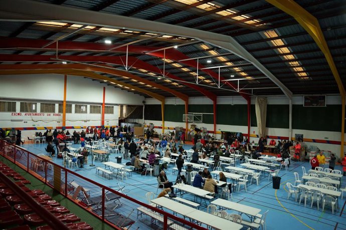 Imagen de evacuados por el temporal en el pabellón de Ronda (Cádiz).