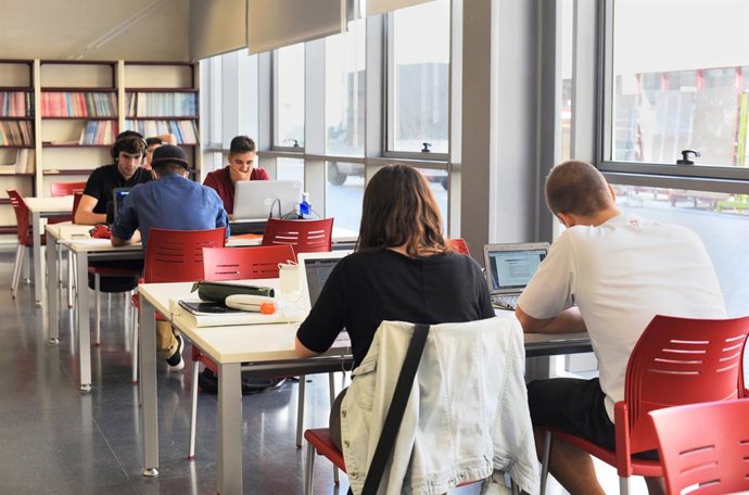 Archivo - Estudiantes en una sala de estudio. Imagen de Archivo